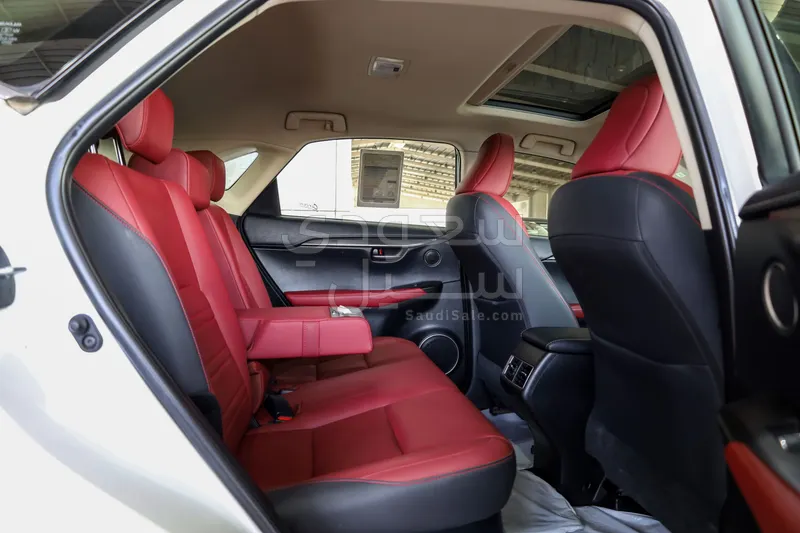 2020 لكزس إن إكس 300