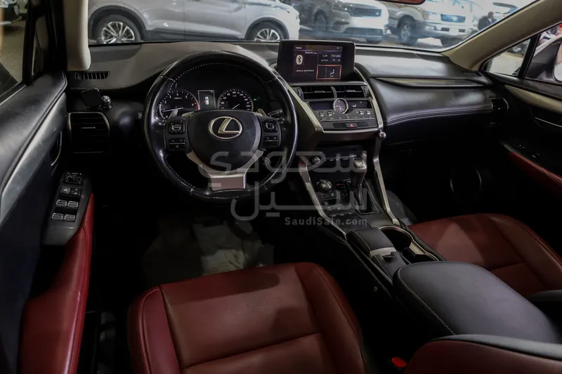 2020 لكزس إن إكس 300