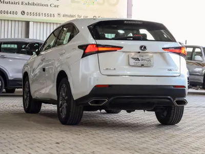 2020 لكزس إن إكس 300