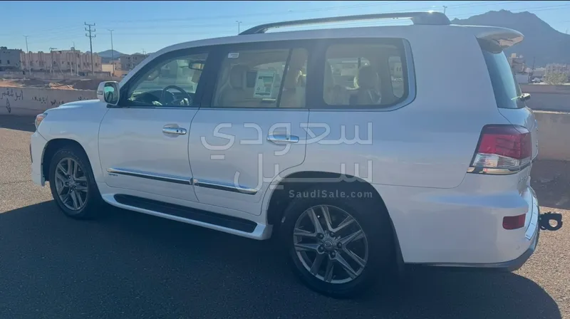 2015 لكزس إل إكس 570 اس