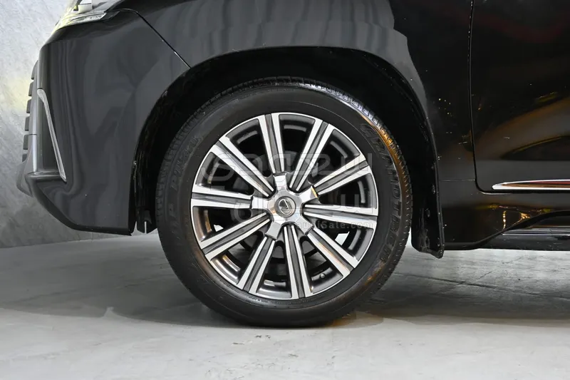 2017 لكزس إل إكس 570