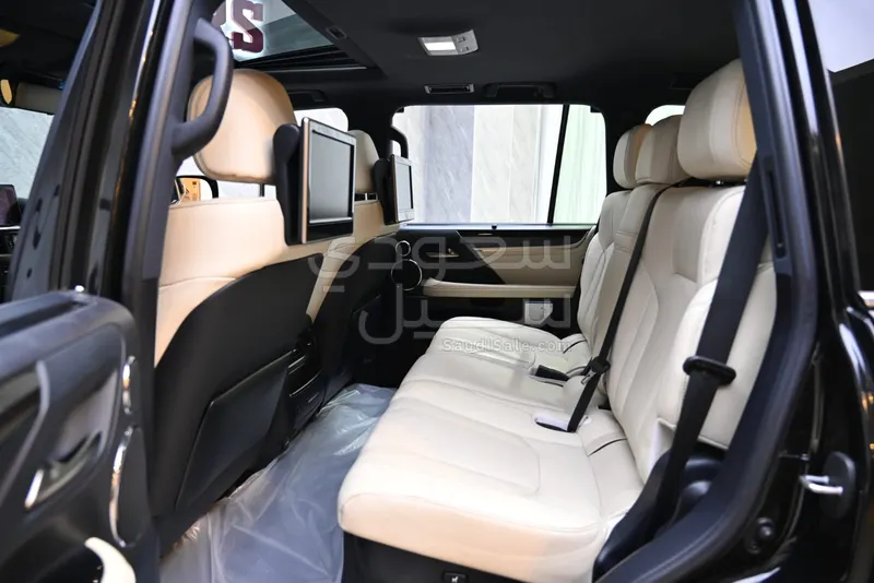 2017 لكزس إل إكس 570