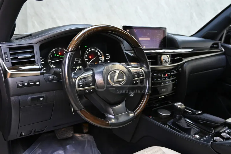 2017 لكزس إل إكس 570