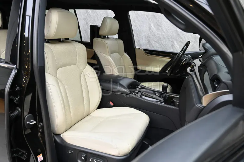 2017 لكزس إل إكس 570