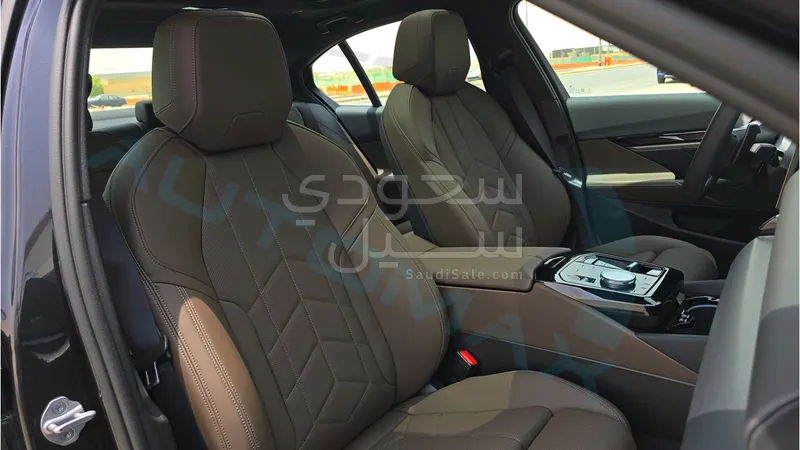 2025 بي ام دبليو الفئة الخامسة 520 أي