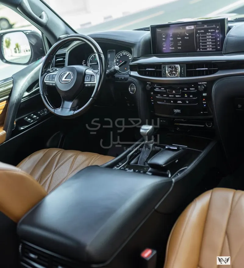 2017 لكزس إل إكس 570 بلاك اديشن