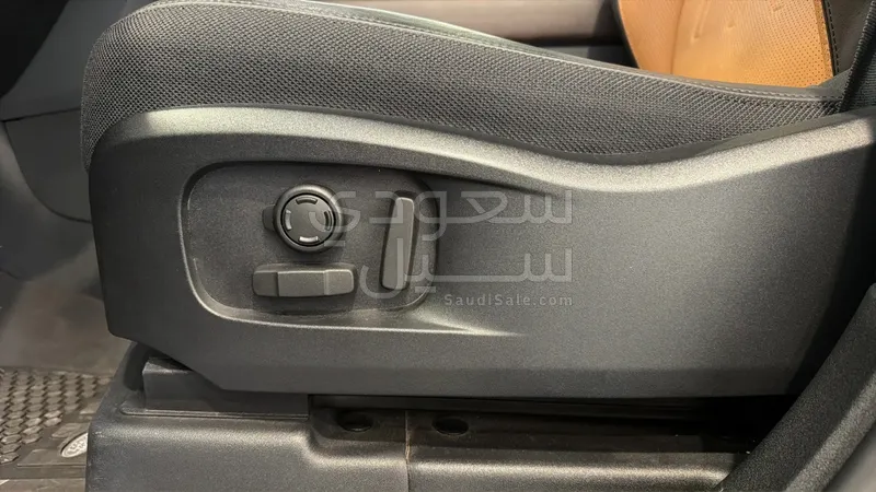 2024 لاند روفر ديفيندر اكس 110