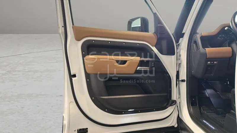 2025 لاند روفر ديفيندر 130 اكس