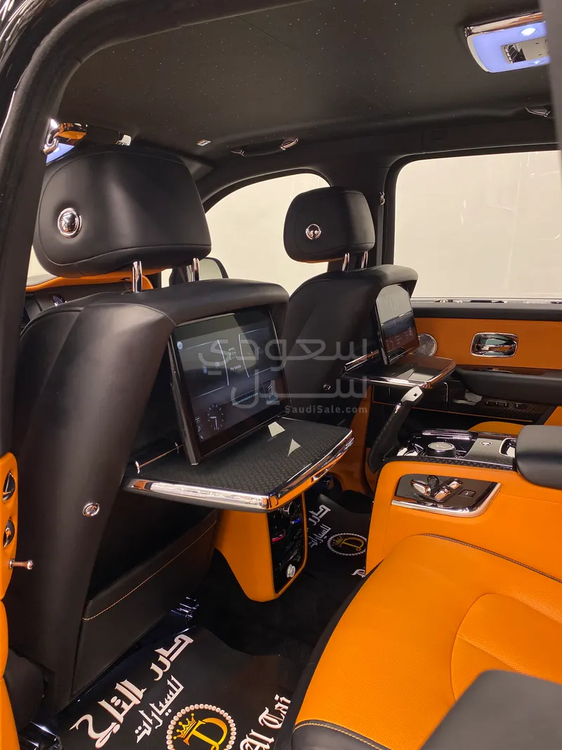 2022 رولز رويس كولينان بلاك بادج