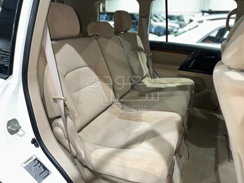 2014 تويوتا لاند كروزر جي اكس ار