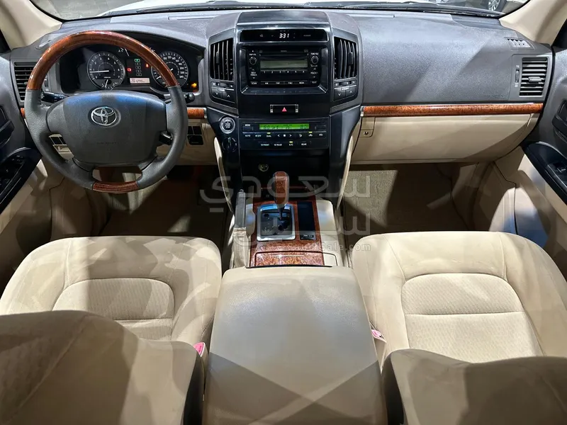 2014 تويوتا لاند كروزر جي اكس ار