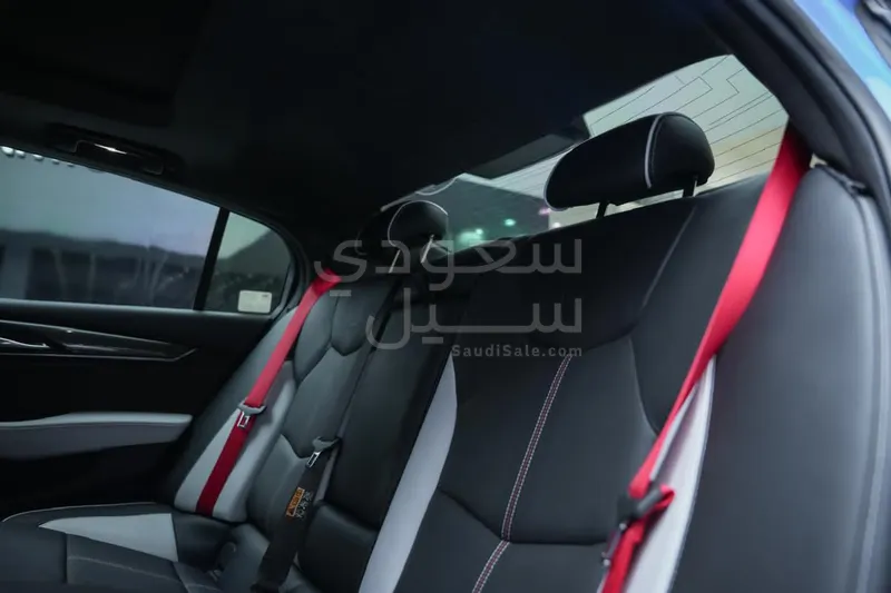 2022 كاديلاك سي تي 5 في بلاك وينج