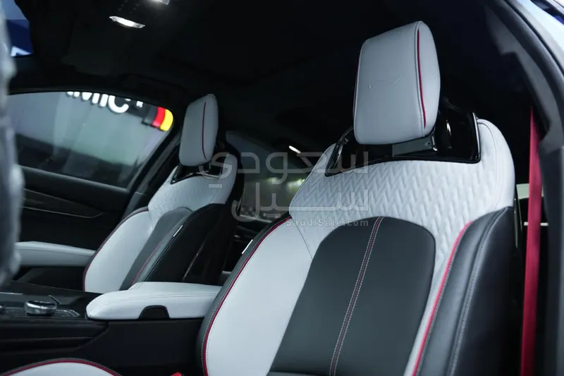 2022 كاديلاك سي تي 5 في بلاك وينج