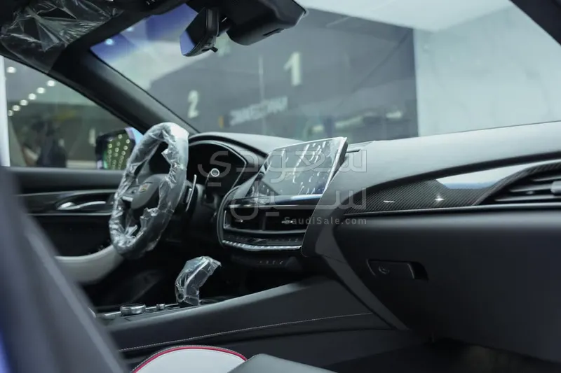 2022 كاديلاك سي تي 5 في بلاك وينج