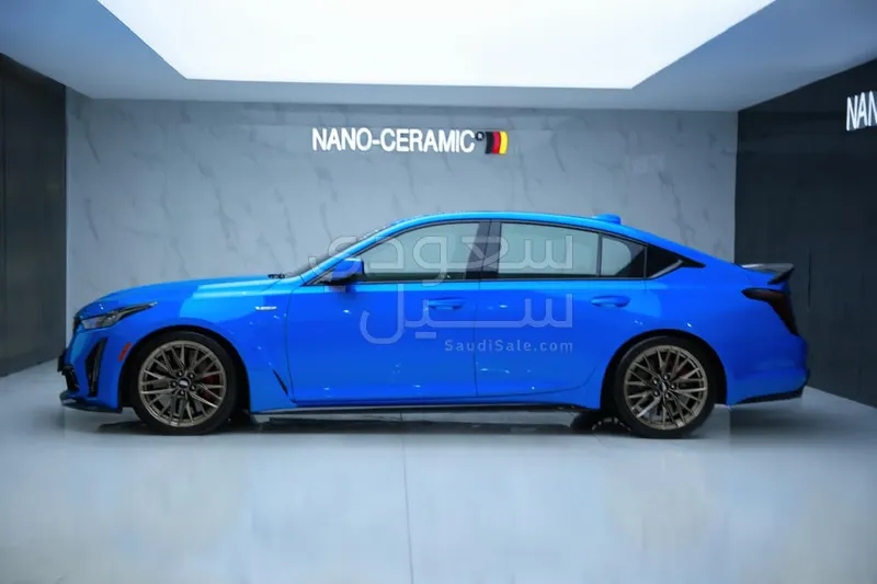 2022 كاديلاك سي تي 5 في بلاك وينج