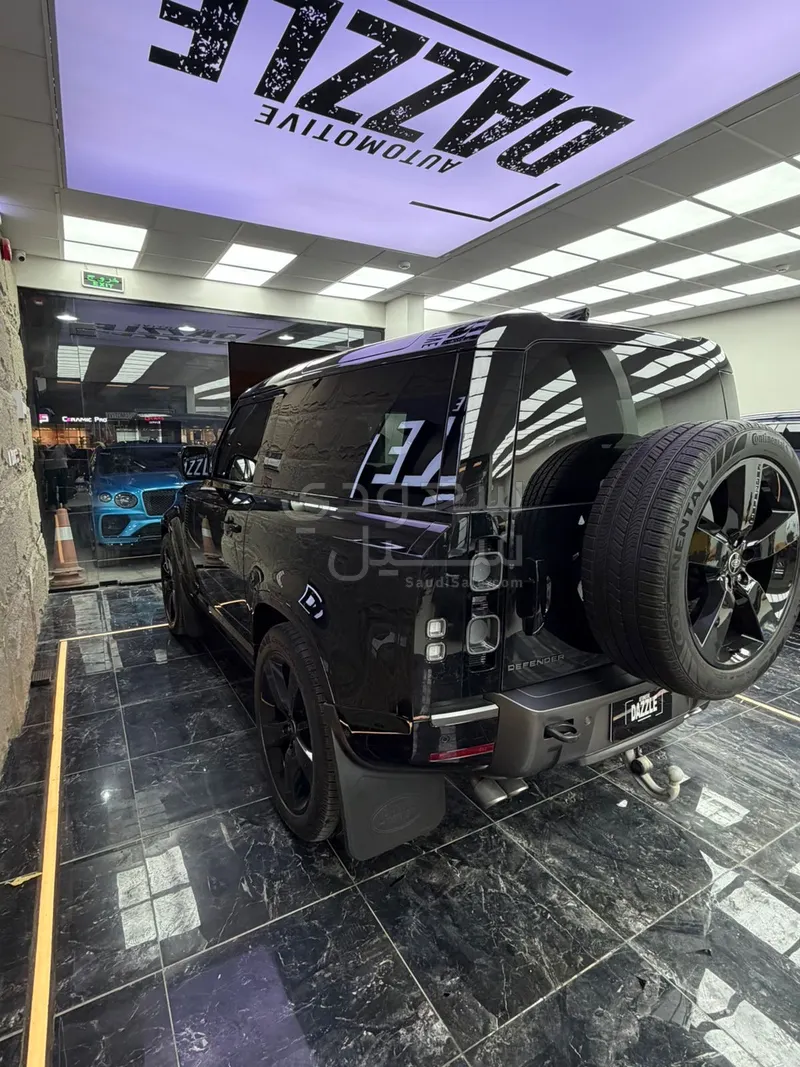 2023 لاند روفر ديفيندر 90