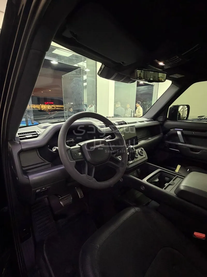 2023 لاند روفر ديفيندر 90