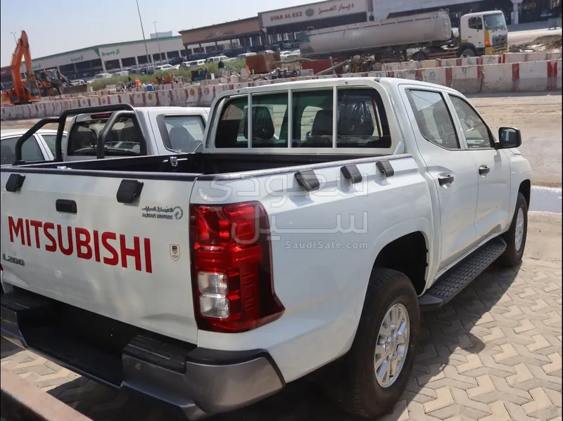 2024 متسوبيشي ال 200
