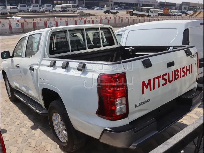 2024 متسوبيشي ال 200