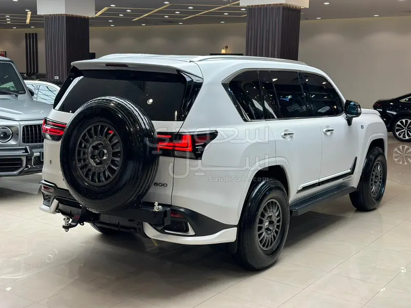 2024 لكزس إل إكس 600 إف