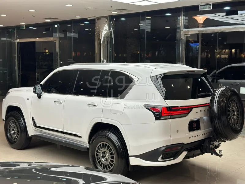 2024 لكزس إل إكس 600 إف