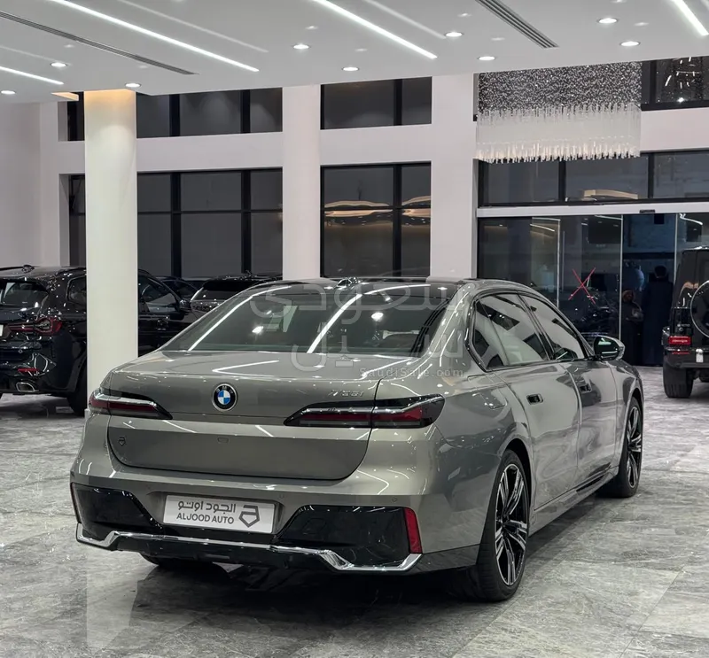 2026 بي ام دبليو الفئة السابعة 735أي
