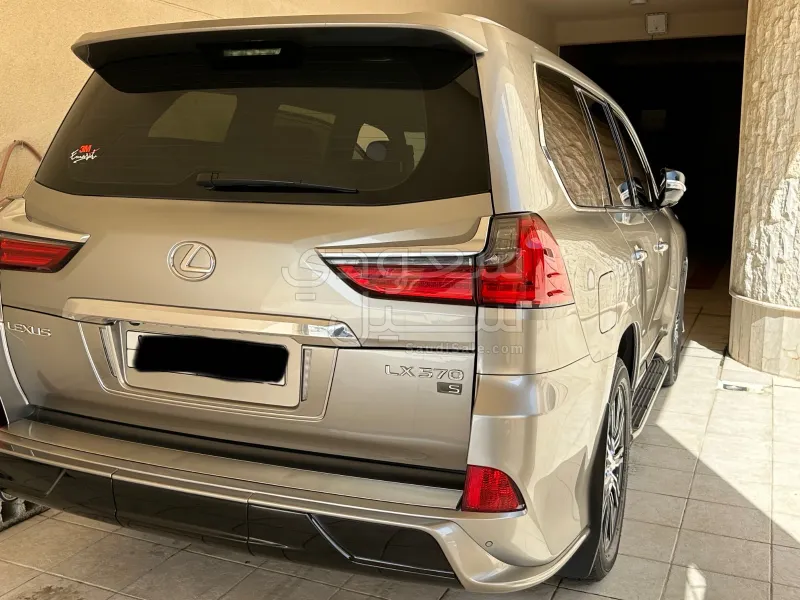 2018 لكزس إل إكس 570 اس