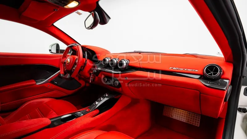 2016 فيراري اف 12 بيرلينيتا