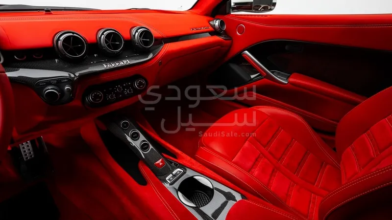 2016 فيراري اف 12 بيرلينيتا