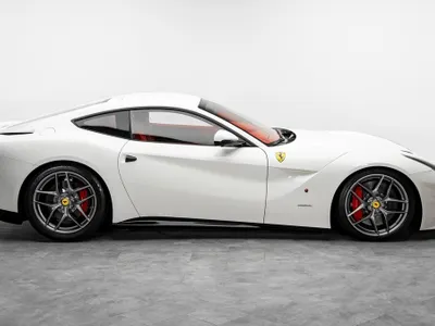 2016 فيراري اف 12 بيرلينيتا