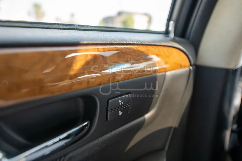 2011 كاديلاك دي تي اس بلاتينيوم