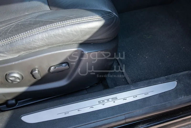 2011 كاديلاك دي تي اس بلاتينيوم