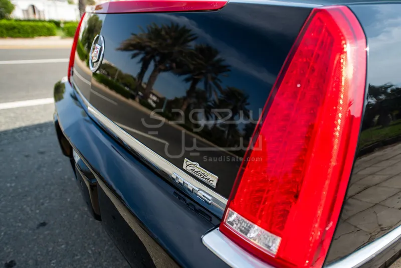 2011 كاديلاك دي تي اس بلاتينيوم