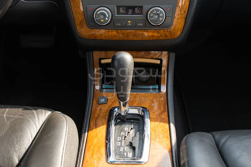 2011 كاديلاك دي تي اس بلاتينيوم