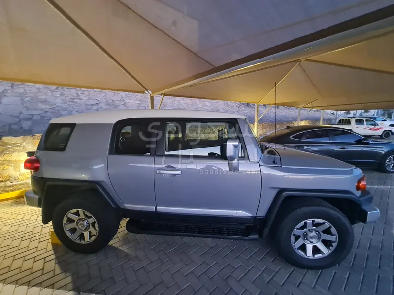 2017 تويوتا اف جي كروزر 2