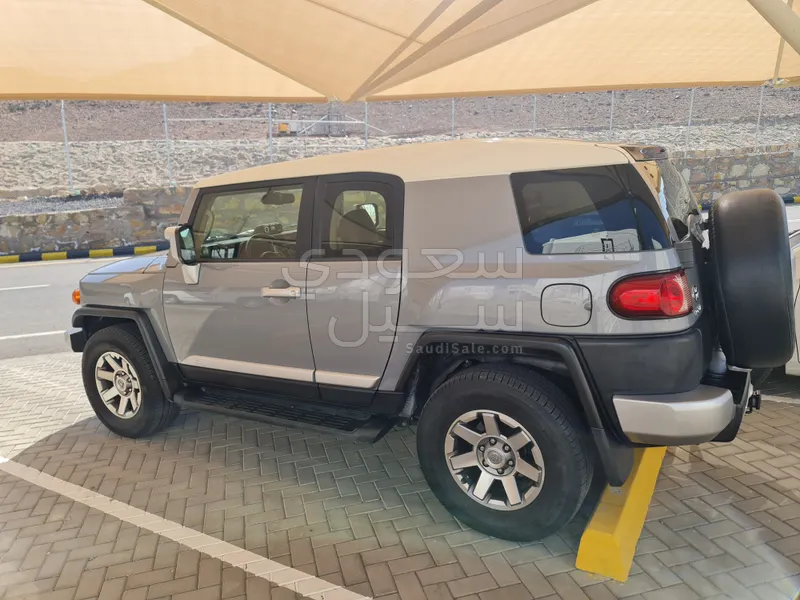 2017 تويوتا اف جي كروزر 2