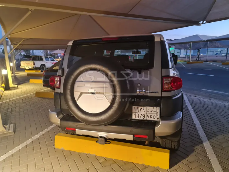 2017 تويوتا اف جي كروزر 2