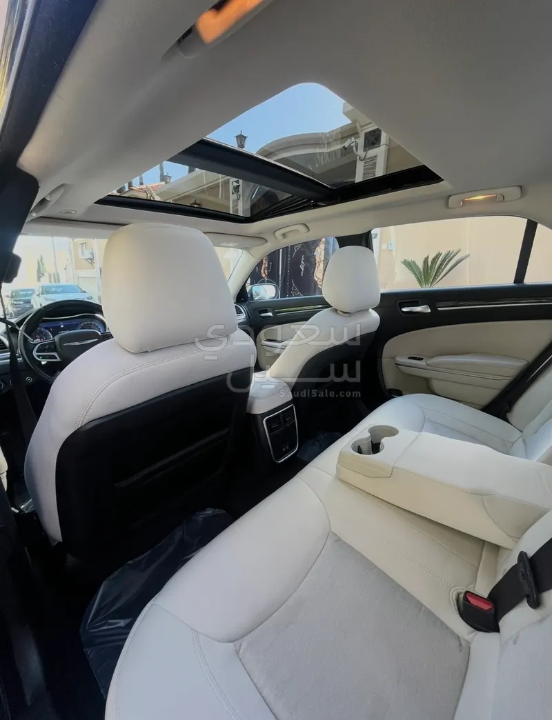 2021 كرايسلر 300 سي