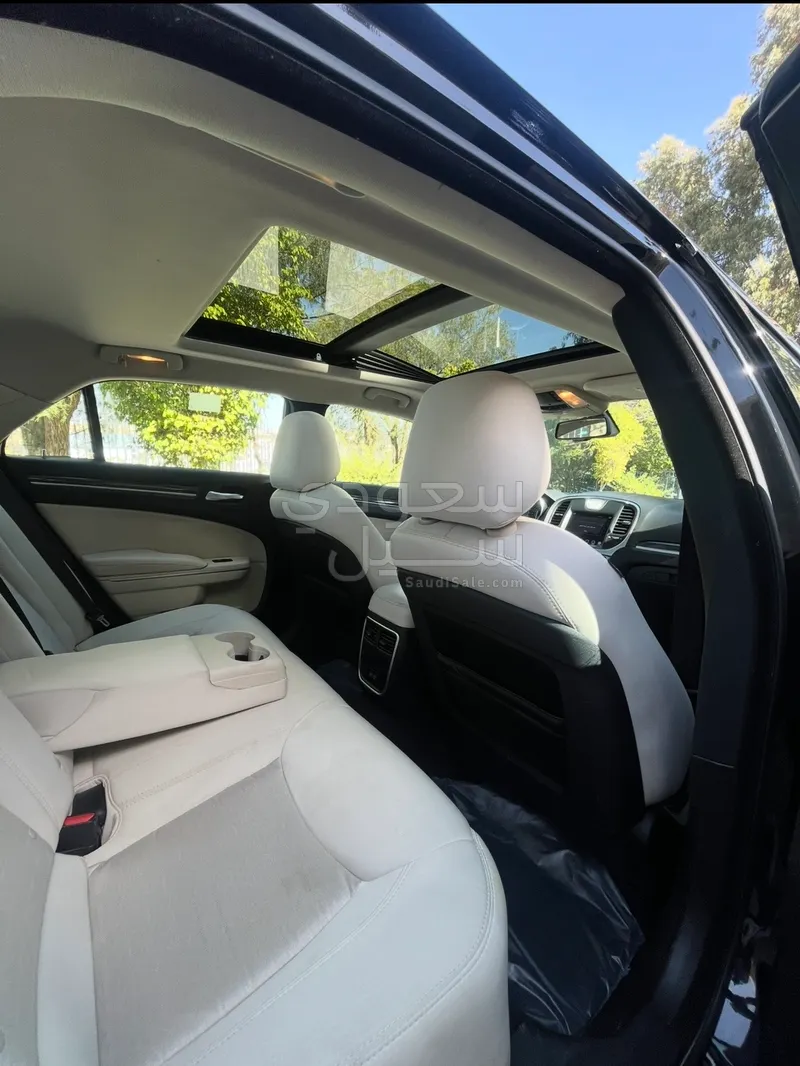 2021 كرايسلر 300 سي