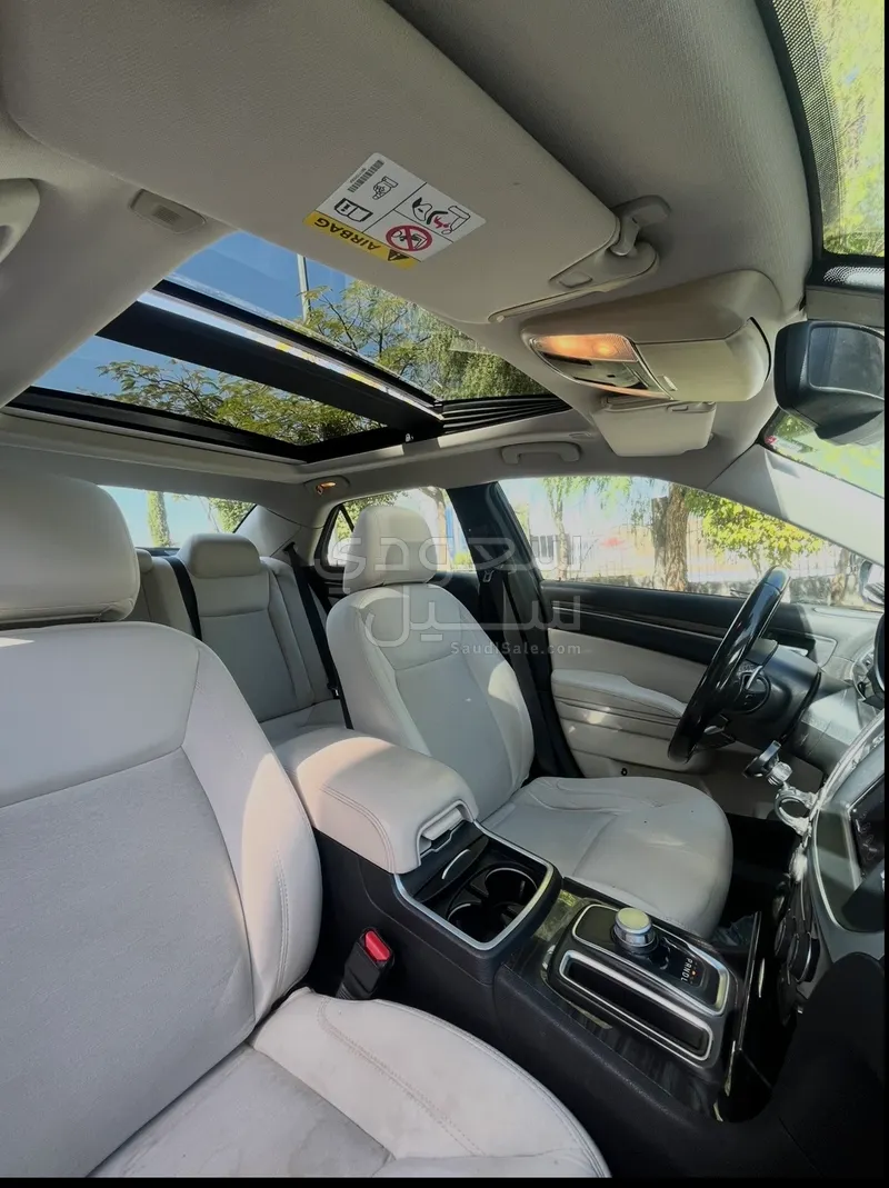 2021 كرايسلر 300 سي