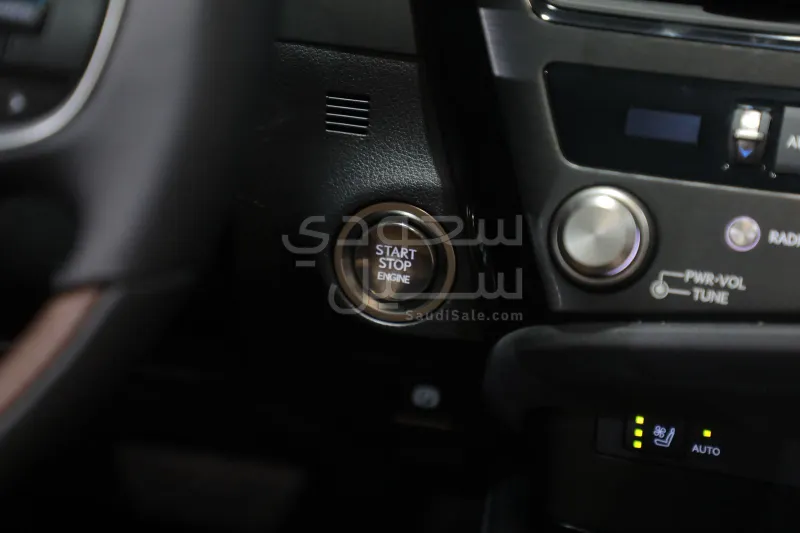 2025 لكزس إي إس 350