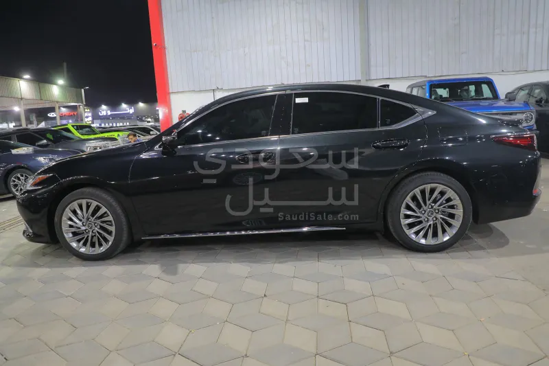 2025 لكزس إي إس 350