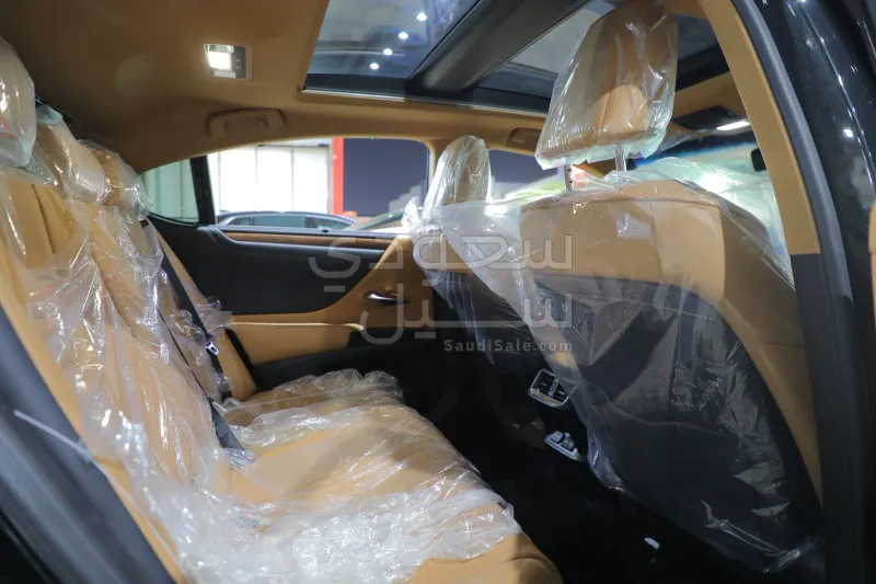 2025 لكزس إي إس 350