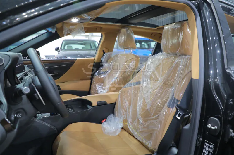 2025 لكزس إي إس 350