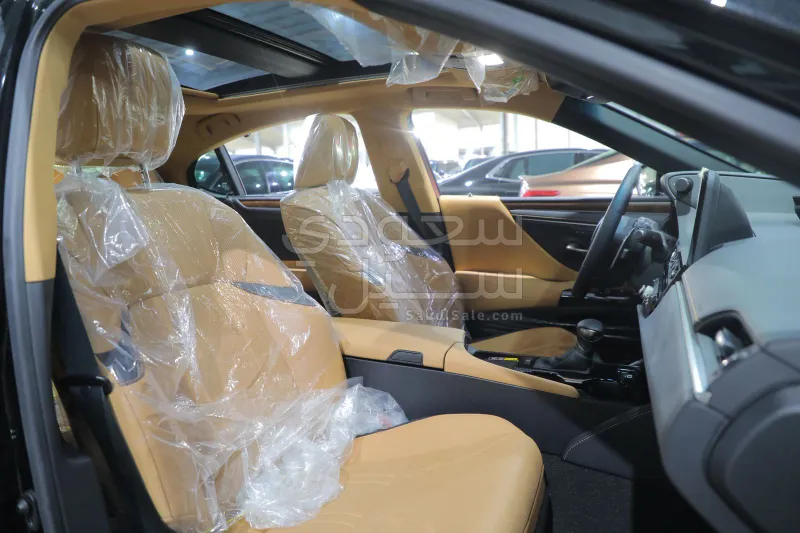 2025 لكزس إي إس 350