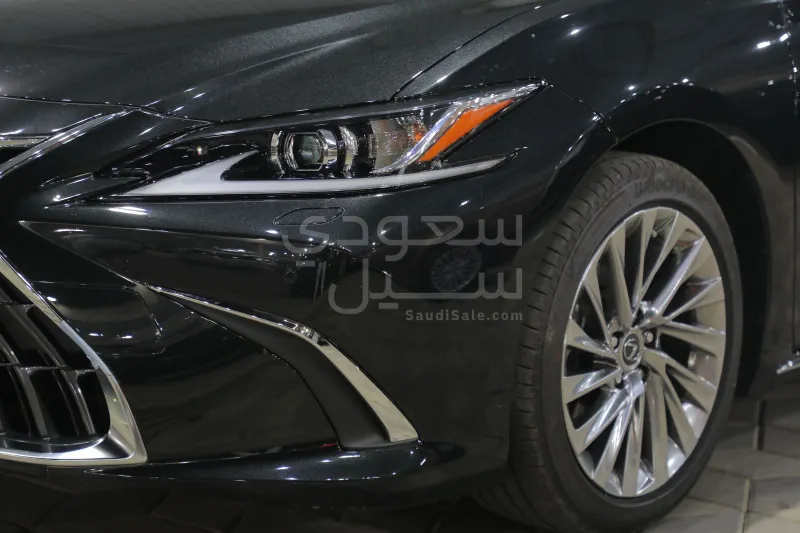 2025 لكزس إي إس 350