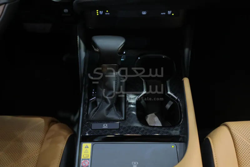 2025 لكزس إي إس 350