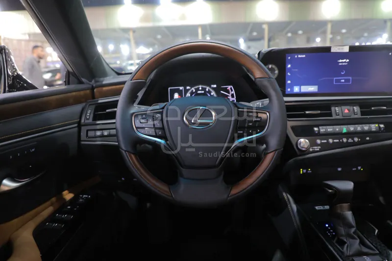 2025 لكزس إي إس 350