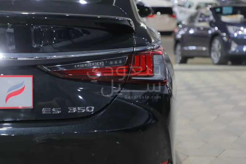 2025 لكزس إي إس 350