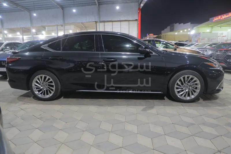 2025 لكزس إي إس 350